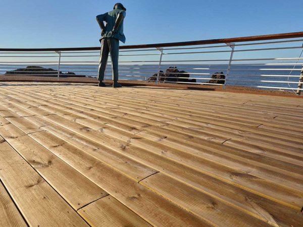 Réalisation d'une terrasse bois en lames bombées Roland