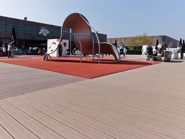 Réalisation d'une terrasse composite en lames rainurées Suzanne brun exotique