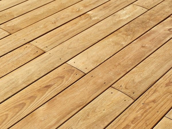 Réalisation d'une terrasse bois en lames bombées Armand