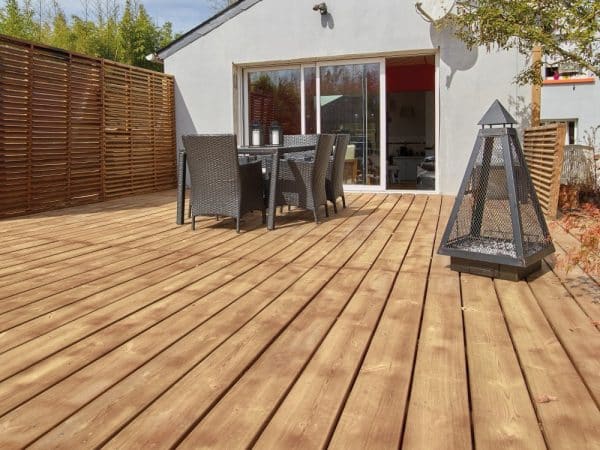 Réalisation d'une terrasse bois en lames bombées Armand