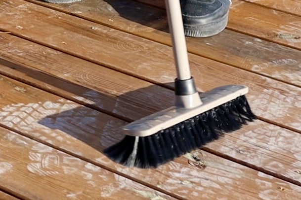 nettoyer une terrasse avec un balai