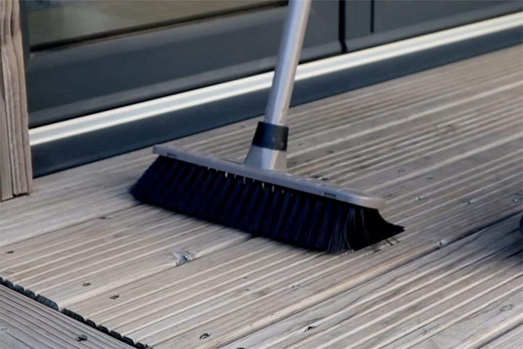 nettoyer une terrasse bois avant de dégriser