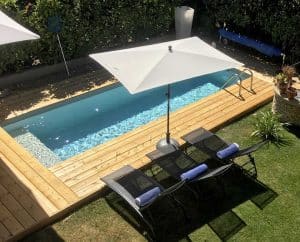 Terrasse en bois autour d'une piscine