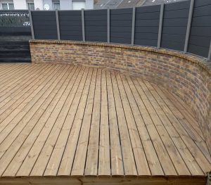 terrasse en bois en arrondi